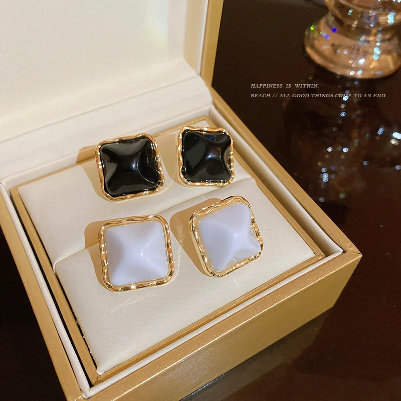 

2022 New Light Luxury Fashion Vintage Ripple Square Ladies Accessory Gift Women's Party Jewelrys Statement Earrings