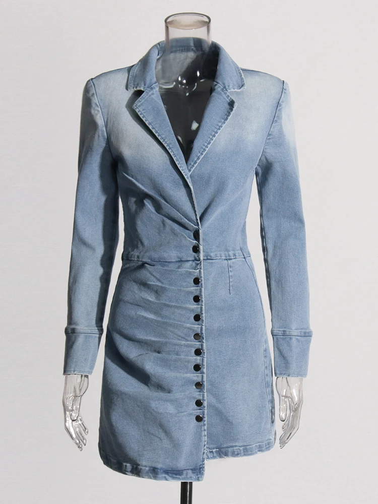 Темпераментные джинсовые однобортные мини-платья с длинными рукавами и высокой