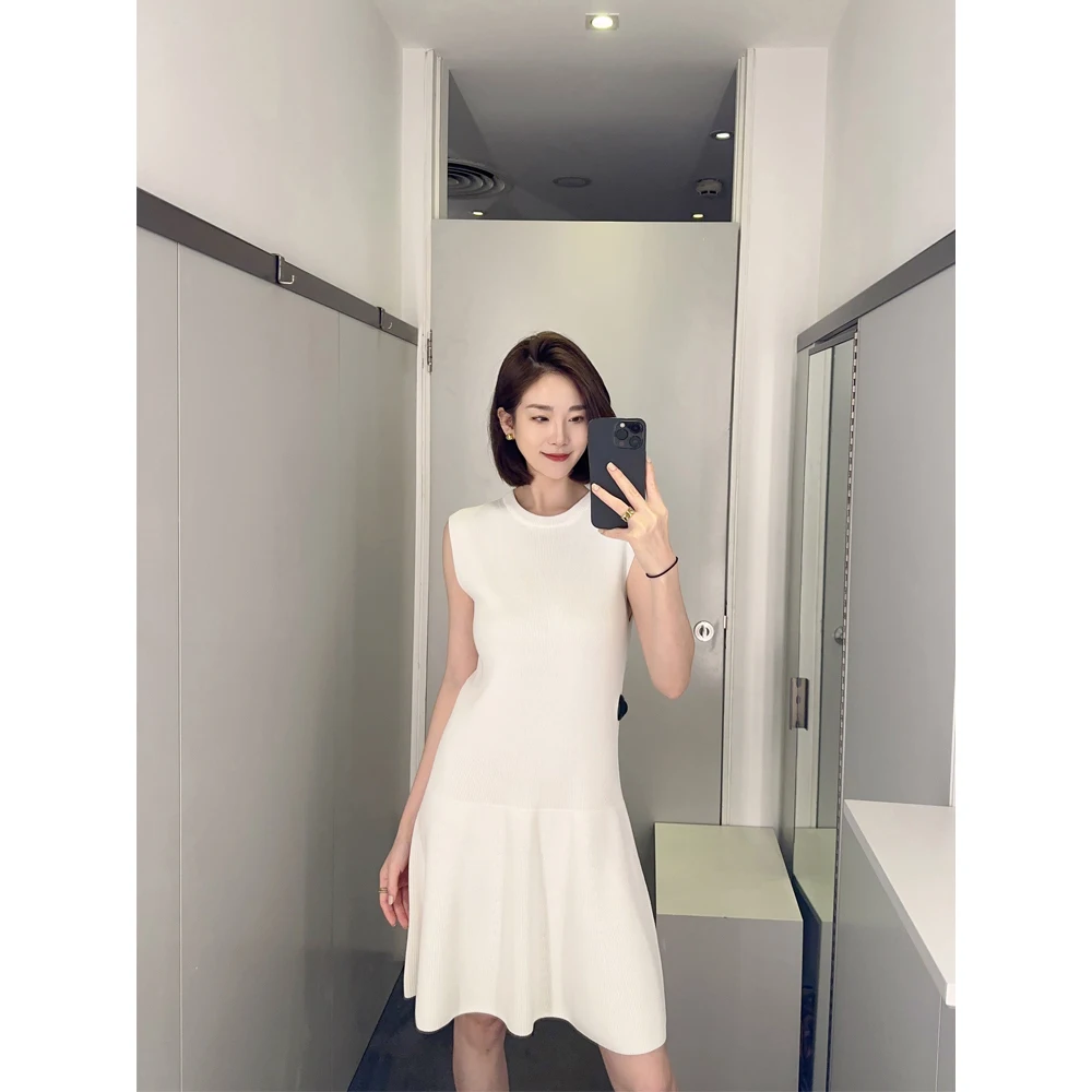 Женское облегающее платье без рукавов элегантное белое в рубчик с заниженной