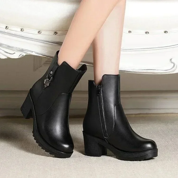 Женские зимние ботинки на толстом плюшевом каблуке цвета в ассортименте