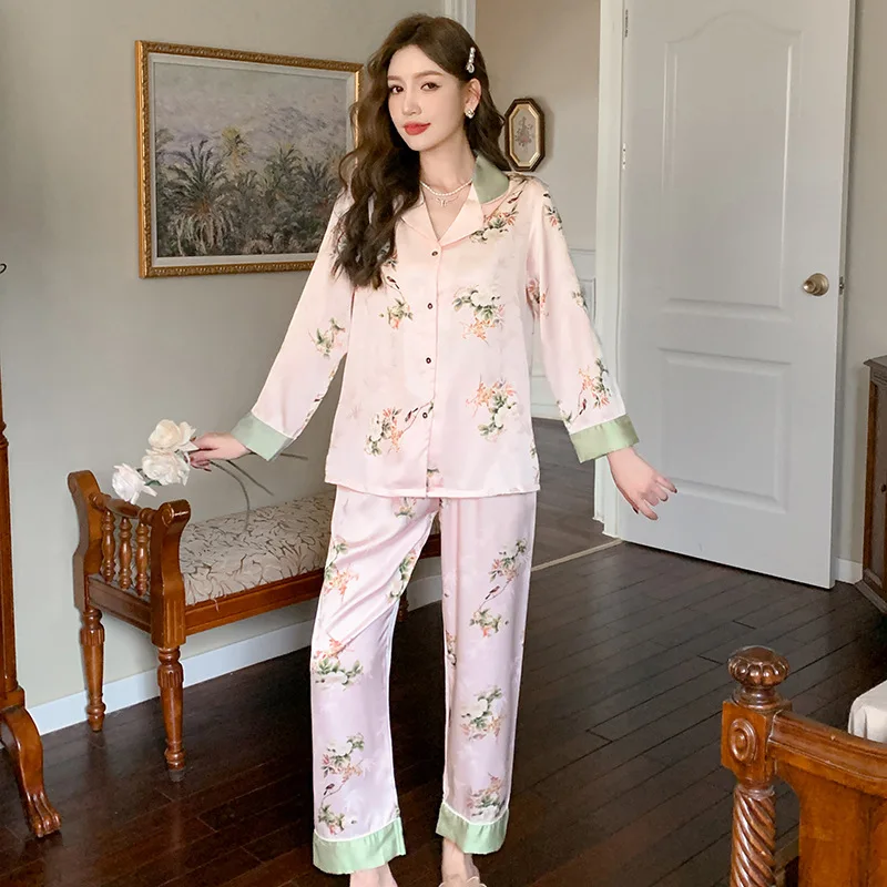 

Пижама женская демисезонная из искусственного шелка с цветочным принтом