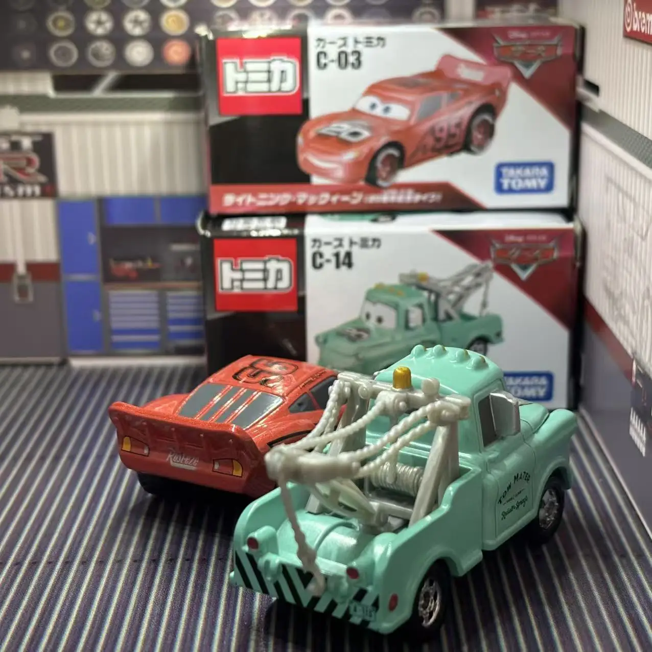 Фото Takara Tomy Disney Cars Tomica C03 Lightning McQueen C14 Mater, специальное издание к 20-летию, металлическая мини-машинка для мальчиков №4