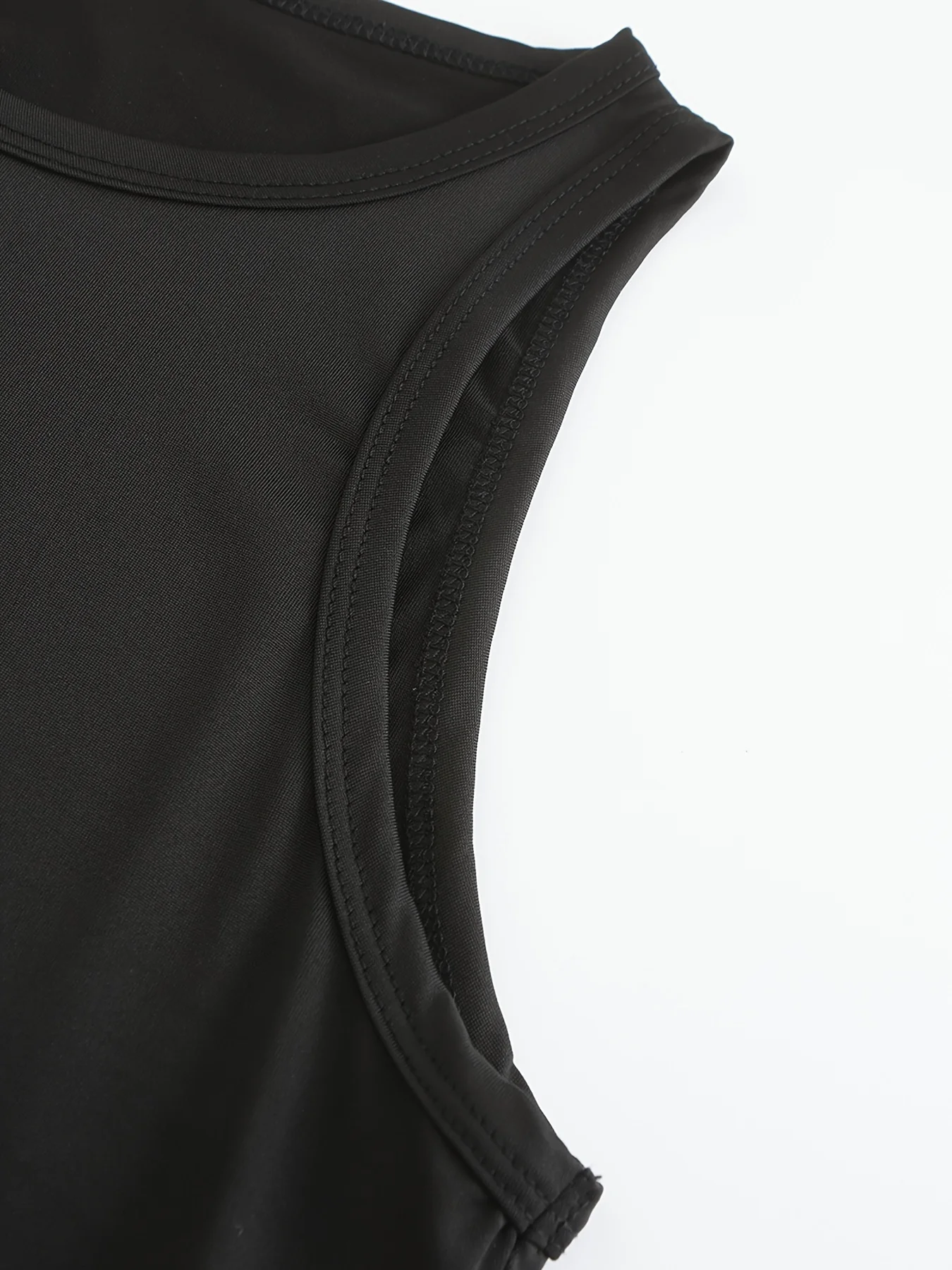 Женский короткий жилет с круглым вырезом без рукавов