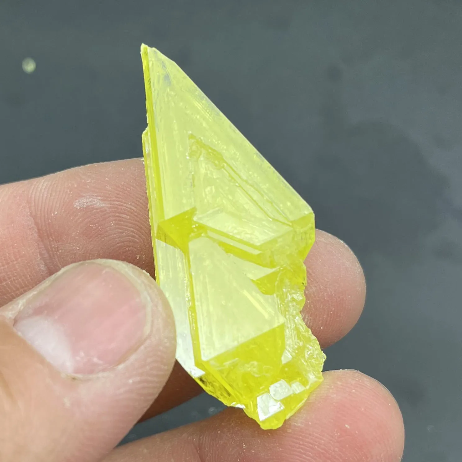 Необработанный желтый кварцевый камень