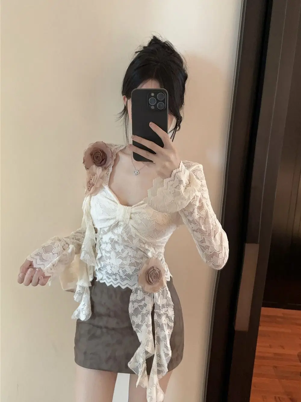 Тонкая нишевая рубашка с кружевными рюшами и полым дизайном