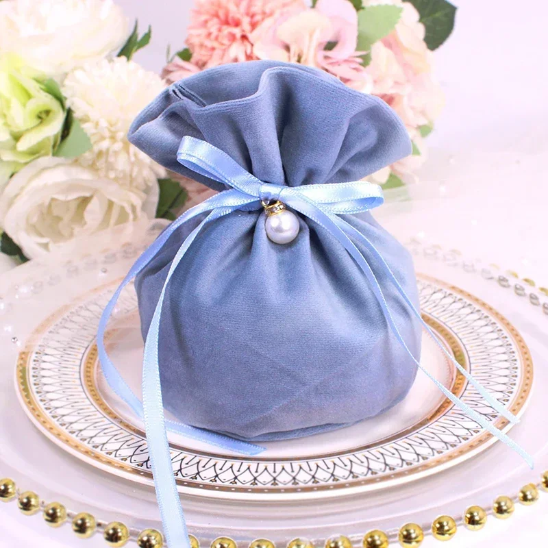 

Бархатные подарочные пакеты с жемчужной нитью