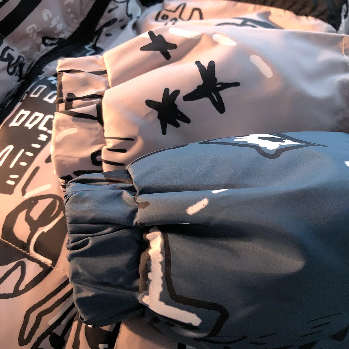 2022 Harajuku Graffiti Cartoon Print Stitching Cotton-padded Jacket Men Street Popular All-match Warm Winter Jacket Men Coat