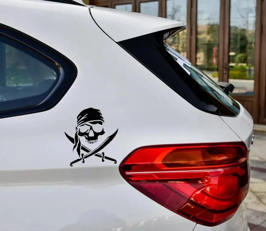 Индивидуальная наклейка на мотоцикл с изображением пиратского черепа
