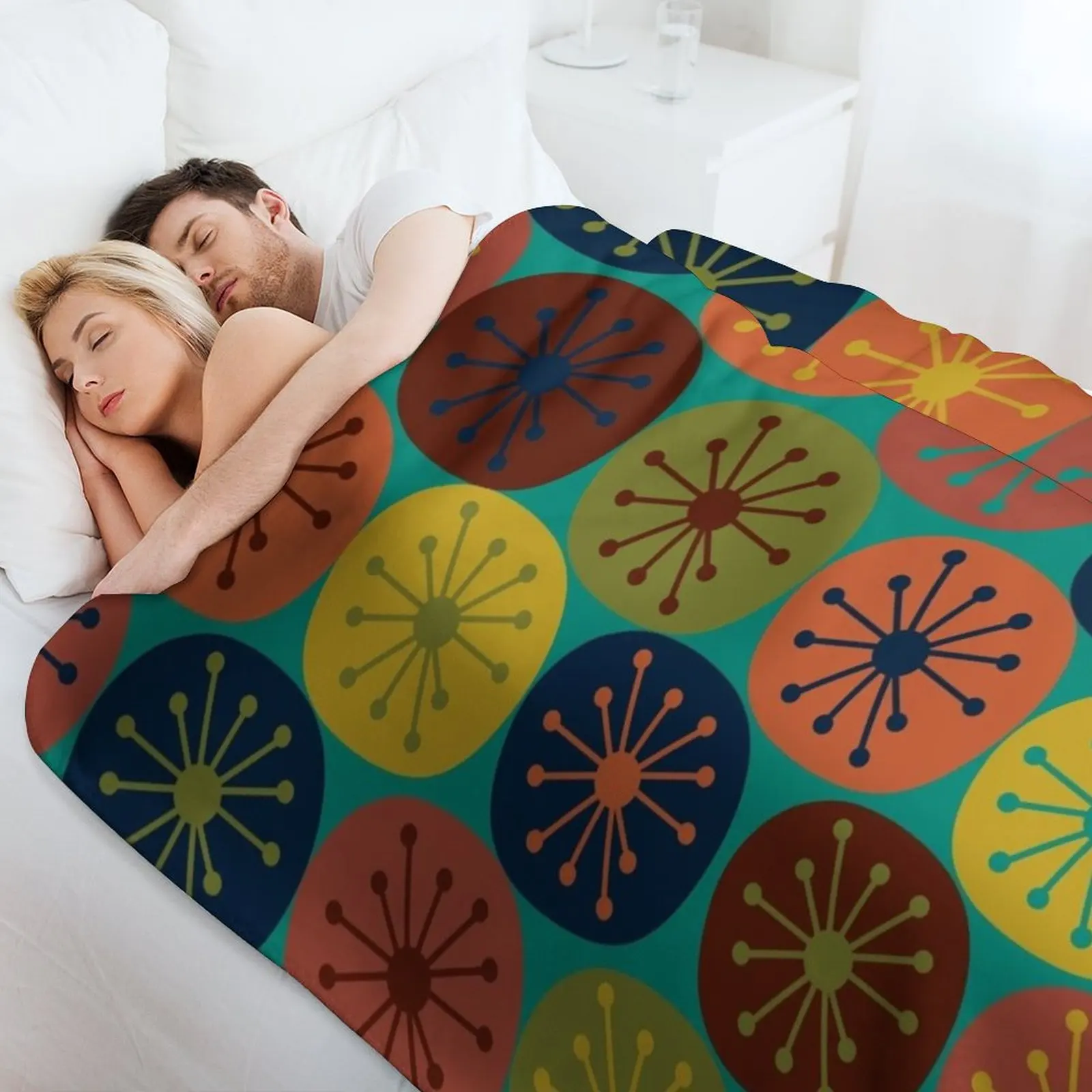 Фото Плед Atomic Retro Dots с узором в стиле Mid-Century Modern, в цветах Mid Mod Teal, оливково-зеленый, горчичный, оранжевый, синий, бирюзовый и тюркоазовый. №4