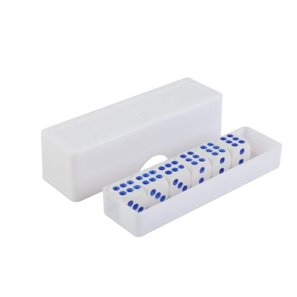 Волшебные кубики предсказаний (обычные кости) фокусы крупным планом шесть