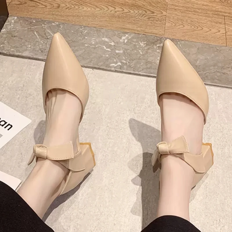 Новинка 2024 универсальные босоножки с острым носком на низком каблуке уличная