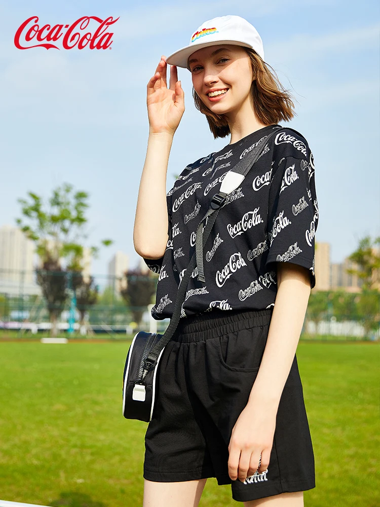 Официальный летний костюм для пары Coca-Cola с коротким рукавом и принтом логотипа