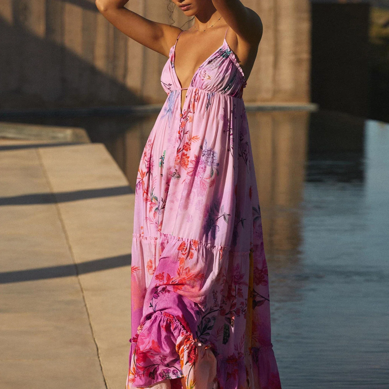 Женское пляжное богемное платье на тонких бретельках с V-образным вырезом