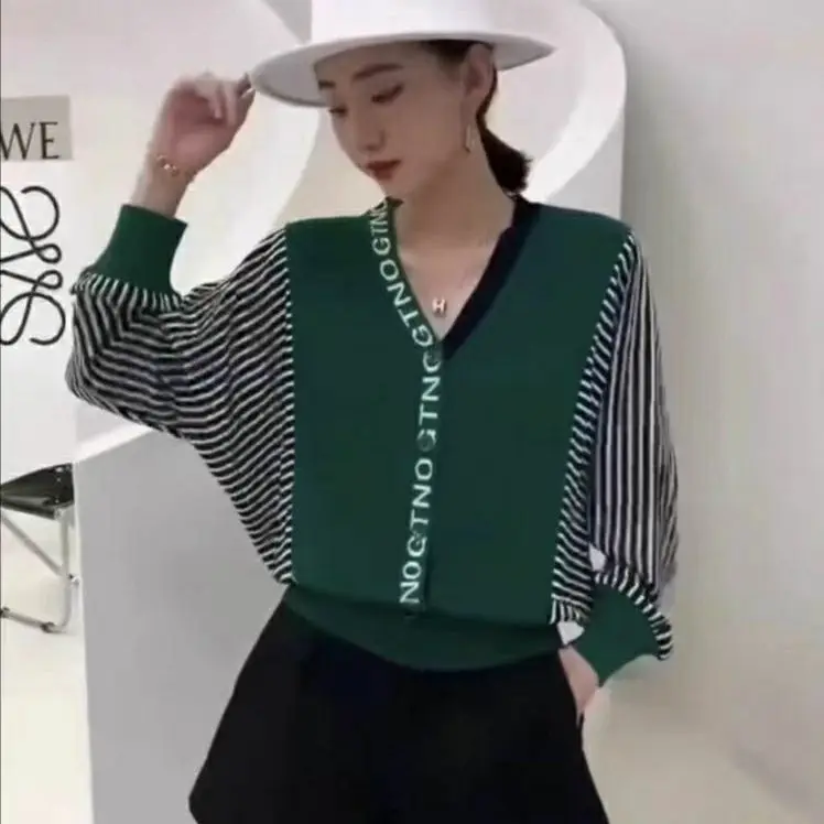 

2022 autumn new foreign-style knitted stitching V-neck jacket