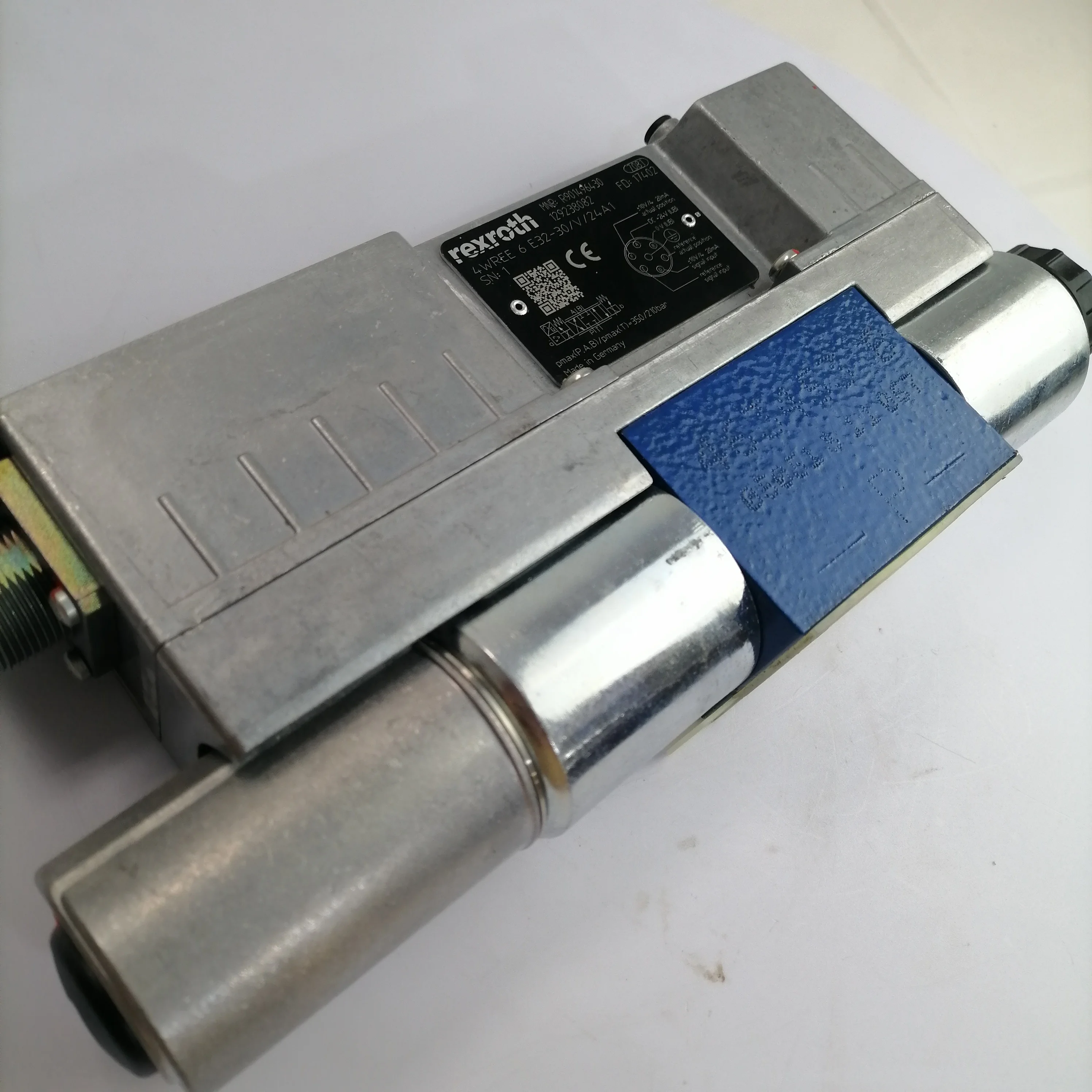 Пропорциональный распределительный клапан 4WREE Rexroth R 901496430 4WREE6E32-3X/V/24A1