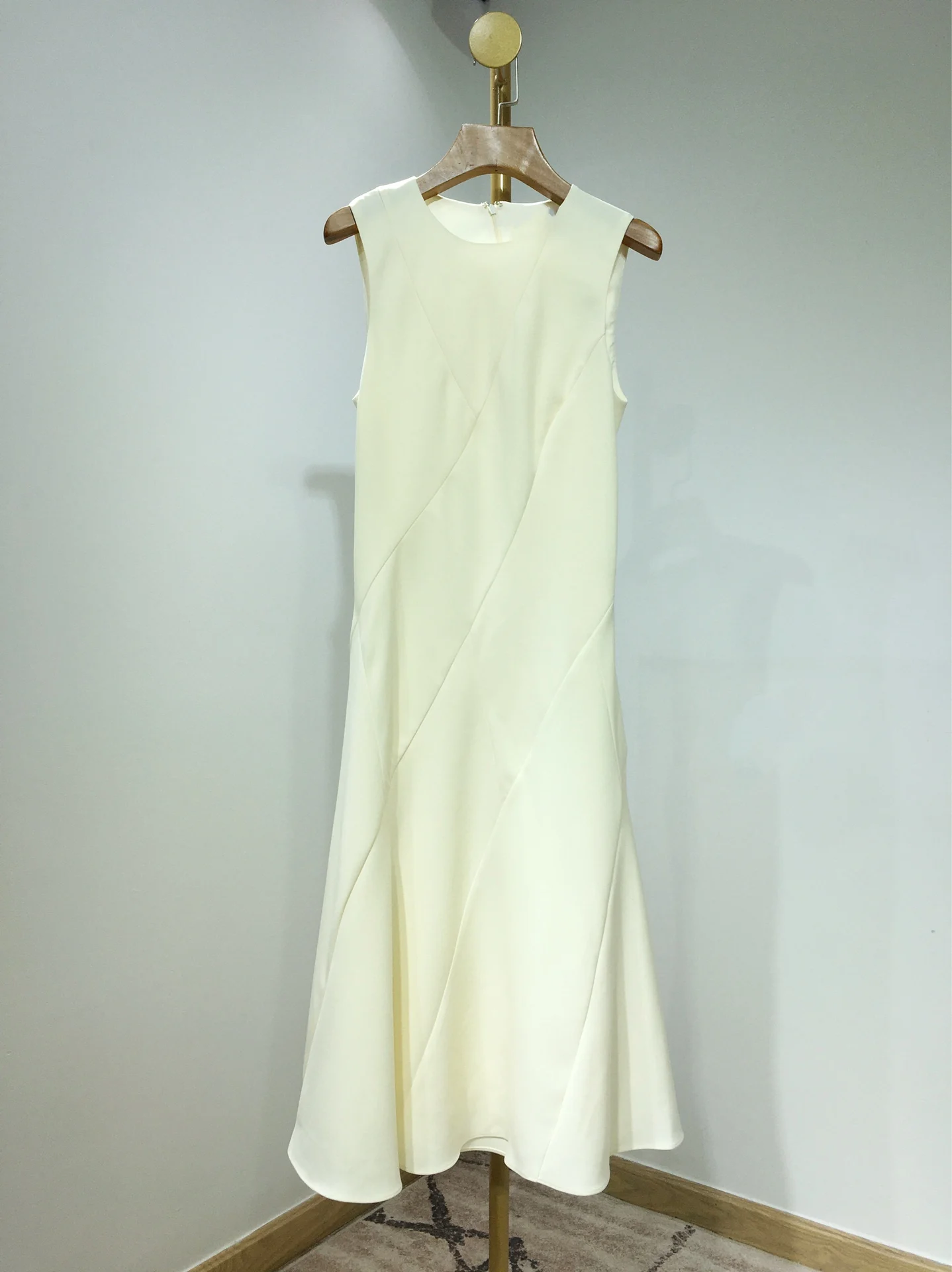 

Платье без рукавов с диагональным вырезом, лето 2023