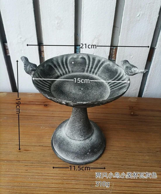 

Железная подставка для кормления птиц