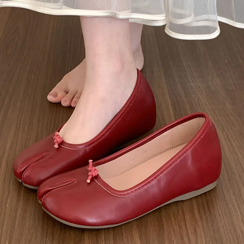 Туфли-лодочки женские на низкой танкетке элегантные без застежки с разрезом