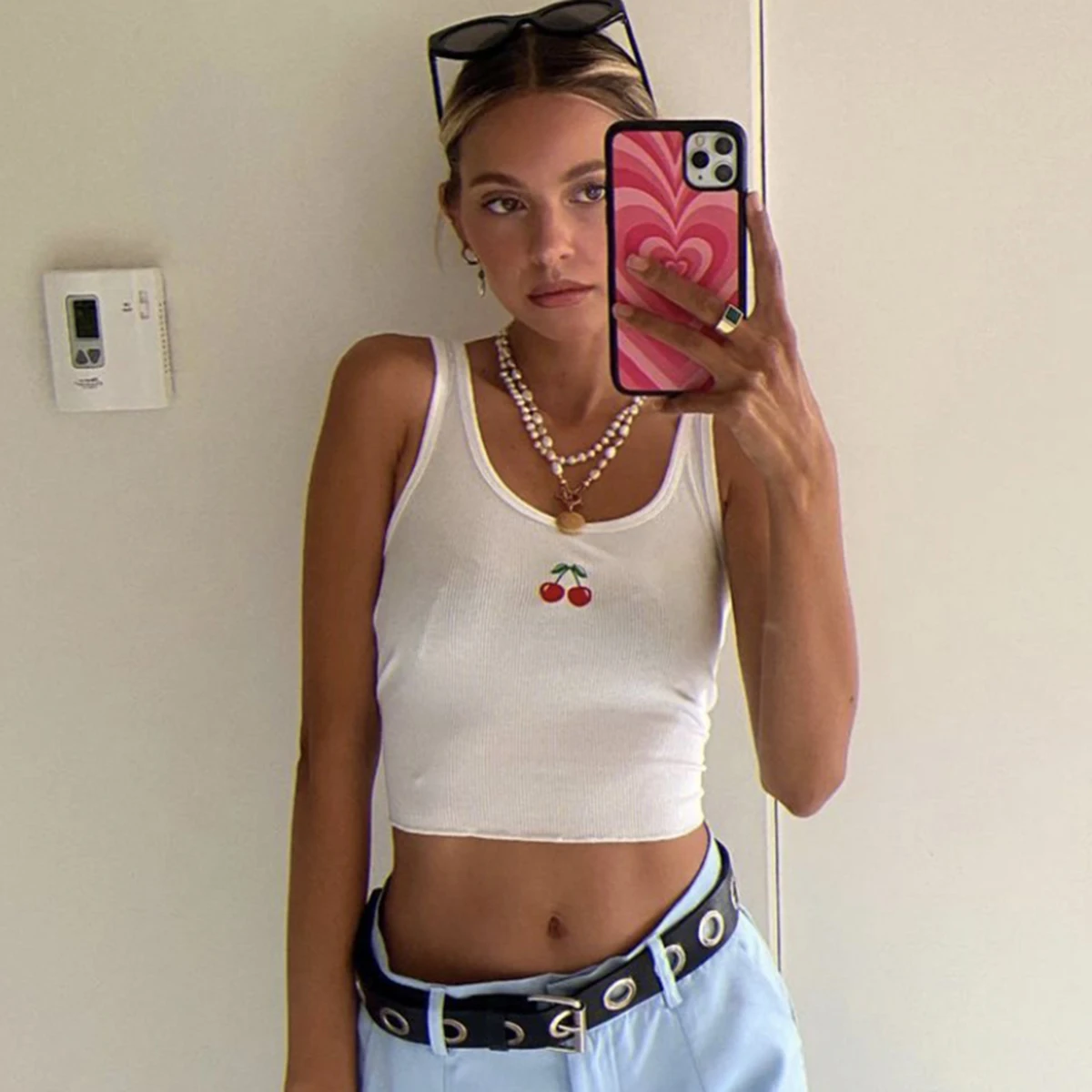 Кроп-топ женский с вышивкой вишни пикантный белый хлопковый топ без рукавов