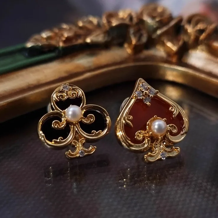 Асимметричные серьги в форме сердца и клубов [Алиса стране чудес] стиле ретро из