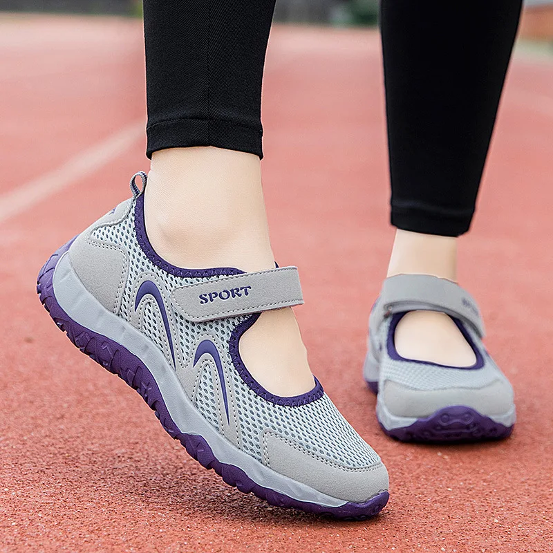 

Нескользящие мягкие кроссовки для мам 2023 летняя дышащая сетчатая прогулочная обувь для путешествий повседневная обувь для женщин Удобная стандартная спортивная обувь на плоской подошве