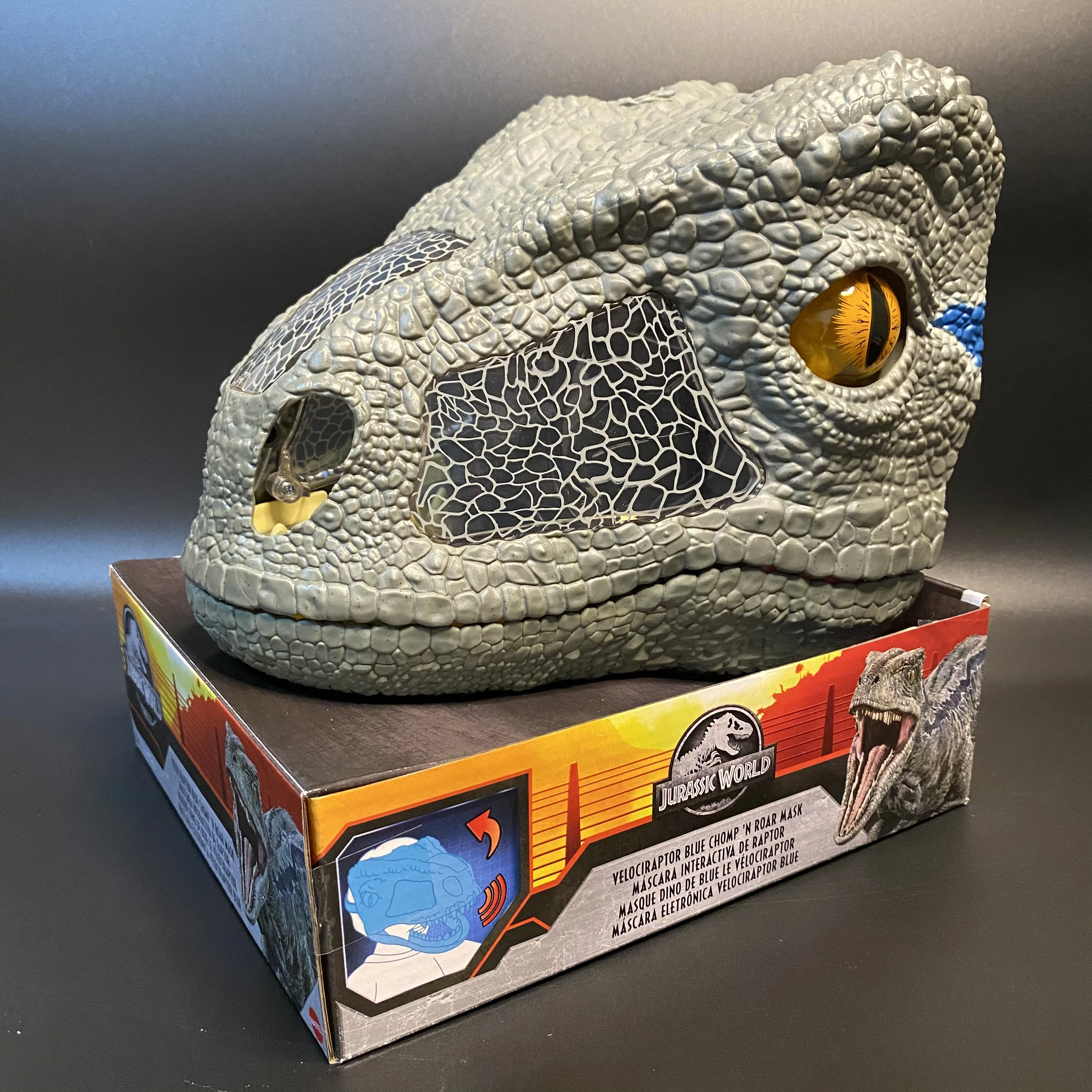 

MATTEL Jurassic World Velociraptor Blue Sound effect dinosaur mask Cosplay Dinosaur Figures Toy for Kids FMB74