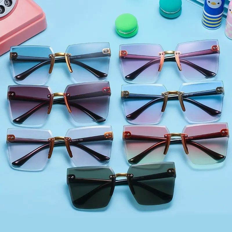 

Детские Квадратные Солнцезащитные очки без оправы, модные детские солнцезащитные очки для мальчиков и девочек в стиле ретро, дорожные солн...