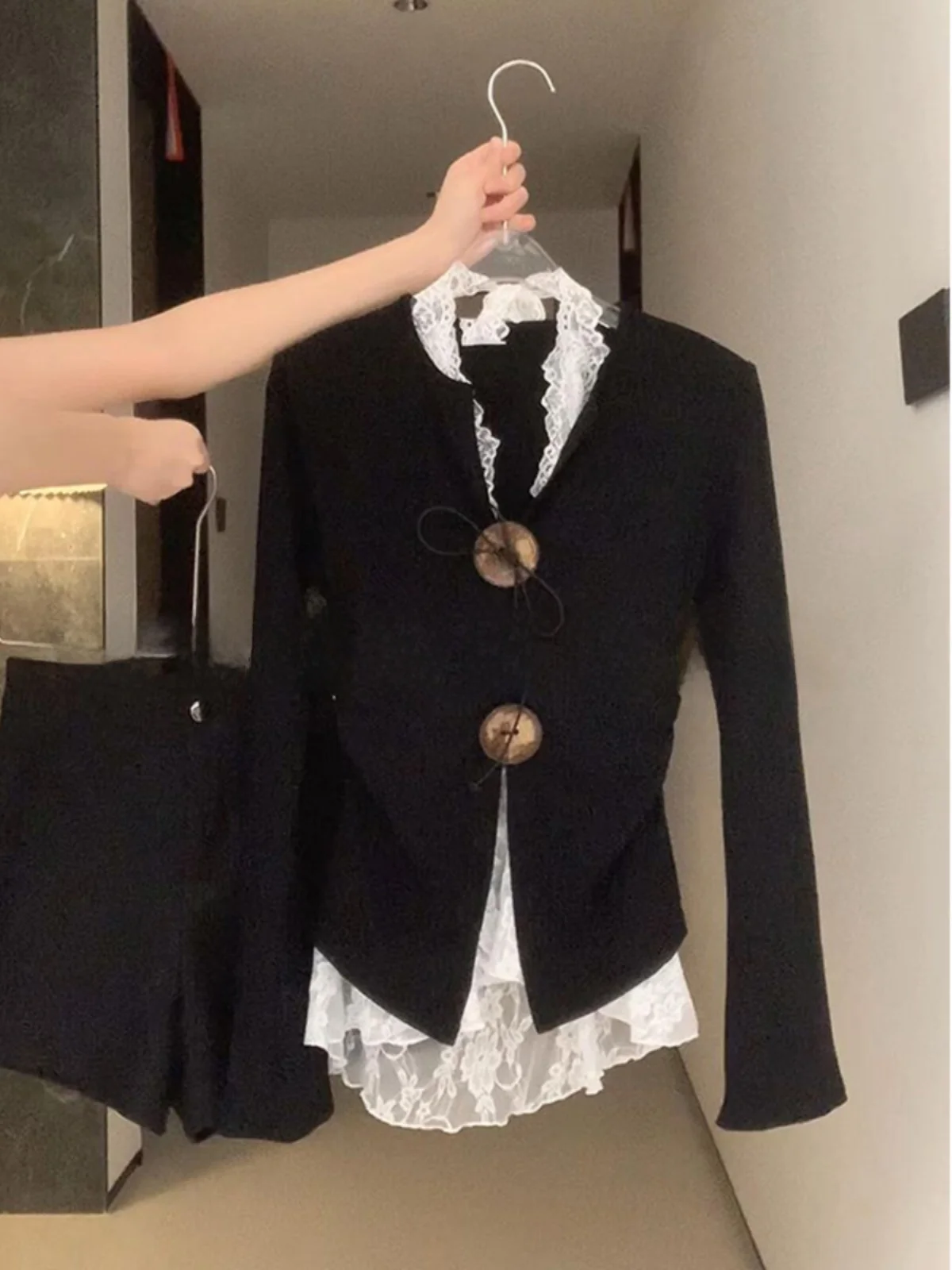 Pure Desire белое кружево висячая шея слинг перекрывающаяся одежда костюм из двух