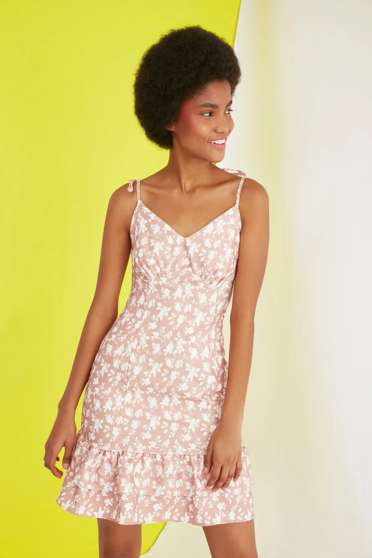 

Трендовый кулон Платье с оборкой TWOSS21EL1805