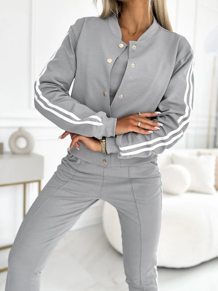 Комплект из майки и брюк с манжетами куртки на пуговицах