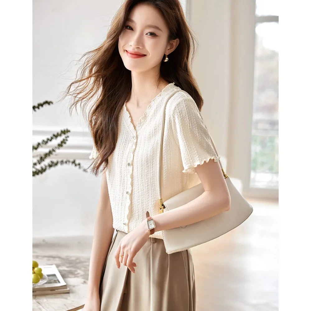 Женская футболка с V-образным вырезом и деревянными ушками