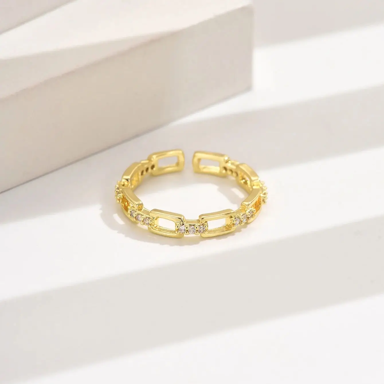 Открытое медное кольцо с фианитом для женщин