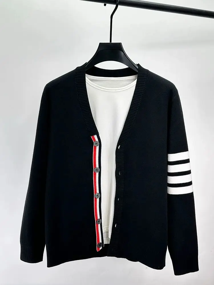 Вязаный мужской кардиган с v-образным вырезом