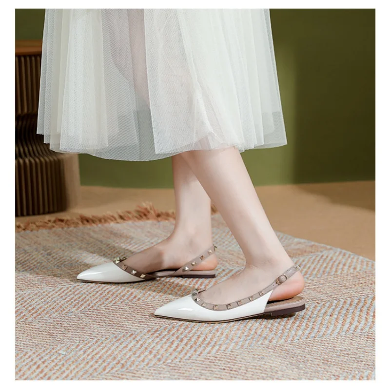 Женские кожаные туфли на плоской подошве с острым носком и заклепками высоком