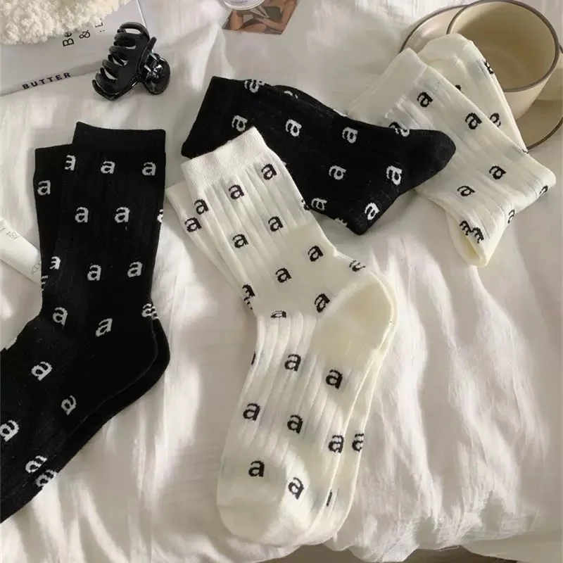 

Летние осенние носки Dreamlikelin, женские носки с буквенным принтом, черно-белые носки средней длины в Корейском стиле