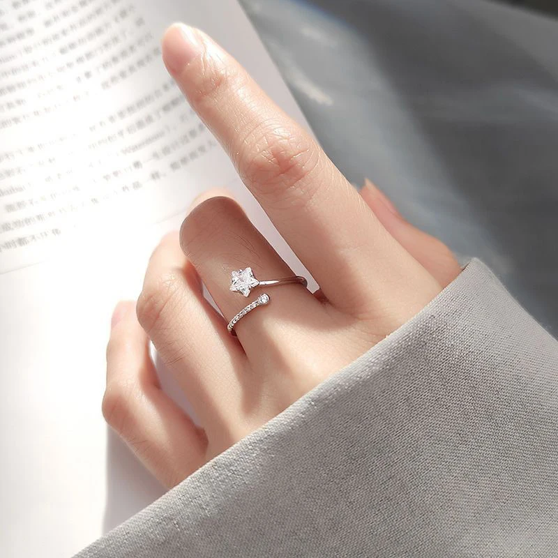 Женское кольцо с пятиконечной звездой цирконом