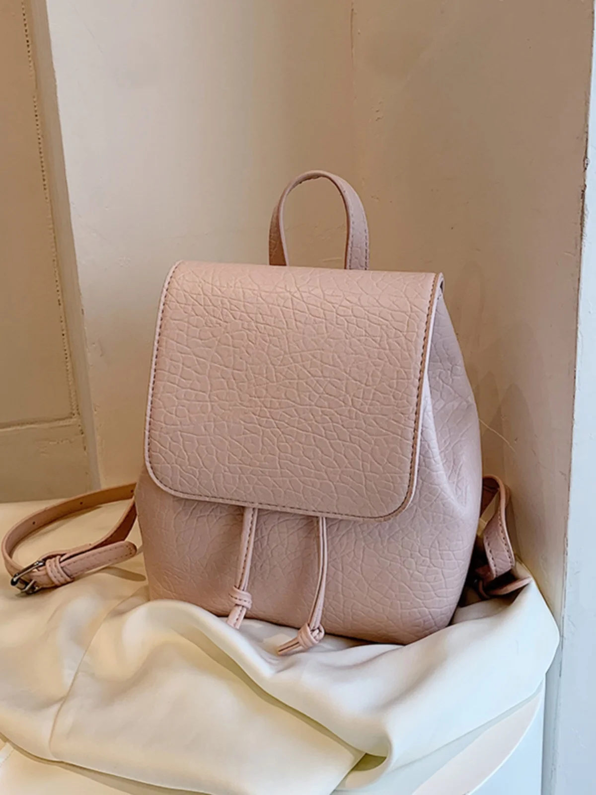 

Fashion Mini Backpack For Women Hand Bag 2023 New Black Siliver Back Travel Pack Bags Pink Double Shoulder Bag