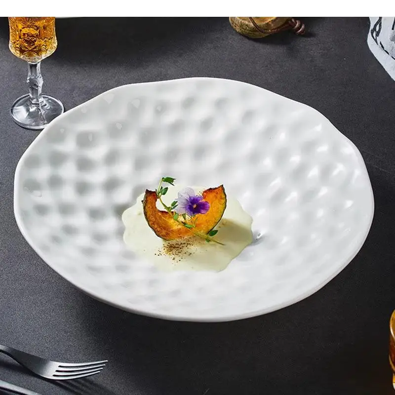 Чистая белая керамическая глубокая тарелка в горошек салат десертное блюдо