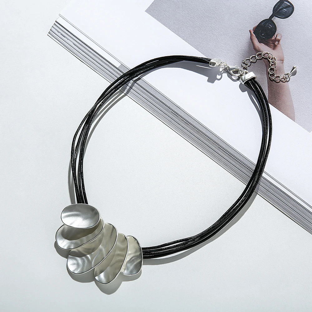 Многослойное матовое металлическое ожерелье - сложенные органические круглые