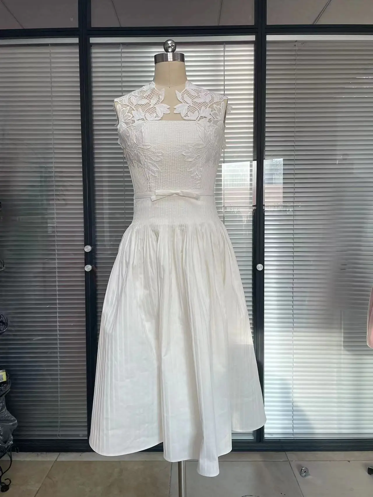 Белое Кружевное лоскутное платье с цветочным рисунком приталенное для женщин