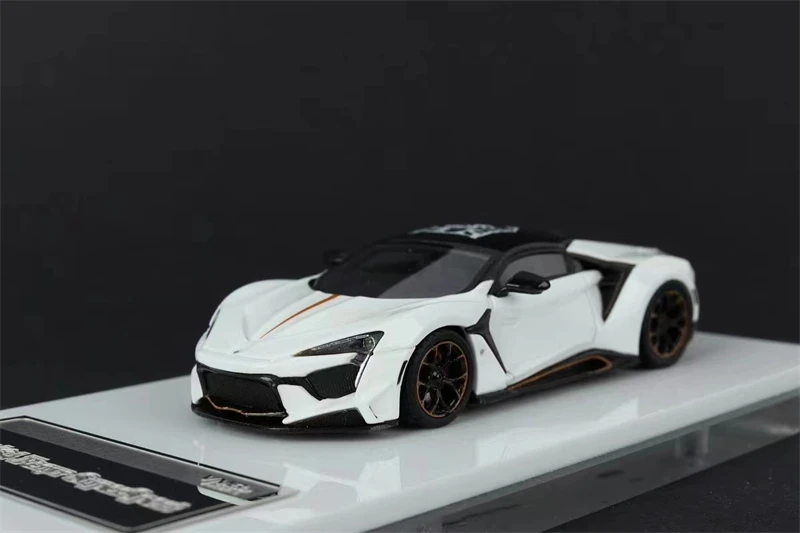 

VMB 1:64 W Motors Fenyr SuperSport White w/Black Top Model Car