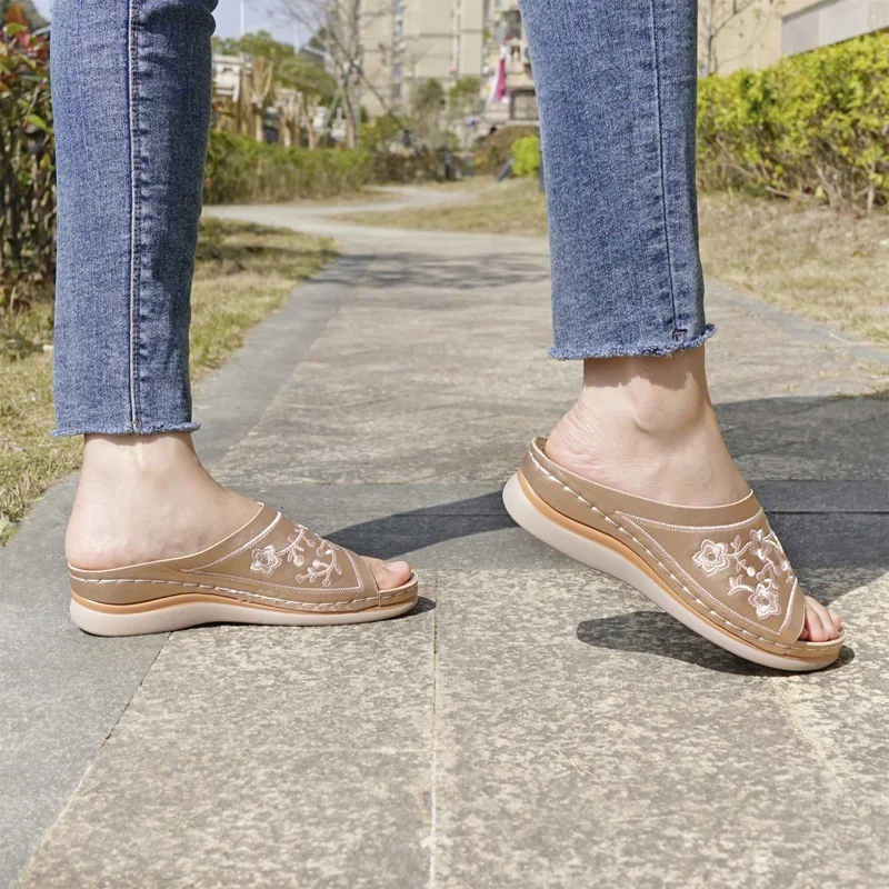 

Женские босоножки из эластичной ткани, на высокой танкетке