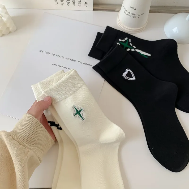 Fashion High Quality New 2023 Cotton Women's Socks Set Simple Embroidery Black White Heart Cotton Socks 4 Pcs Female