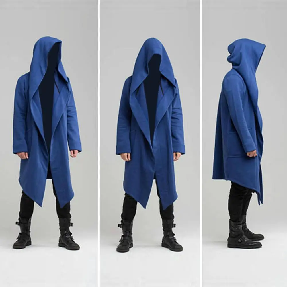 

Это пальто средней длины, очень ветрозащитное и имеет дизайн кардигана с капюшоном, который очень характерен.