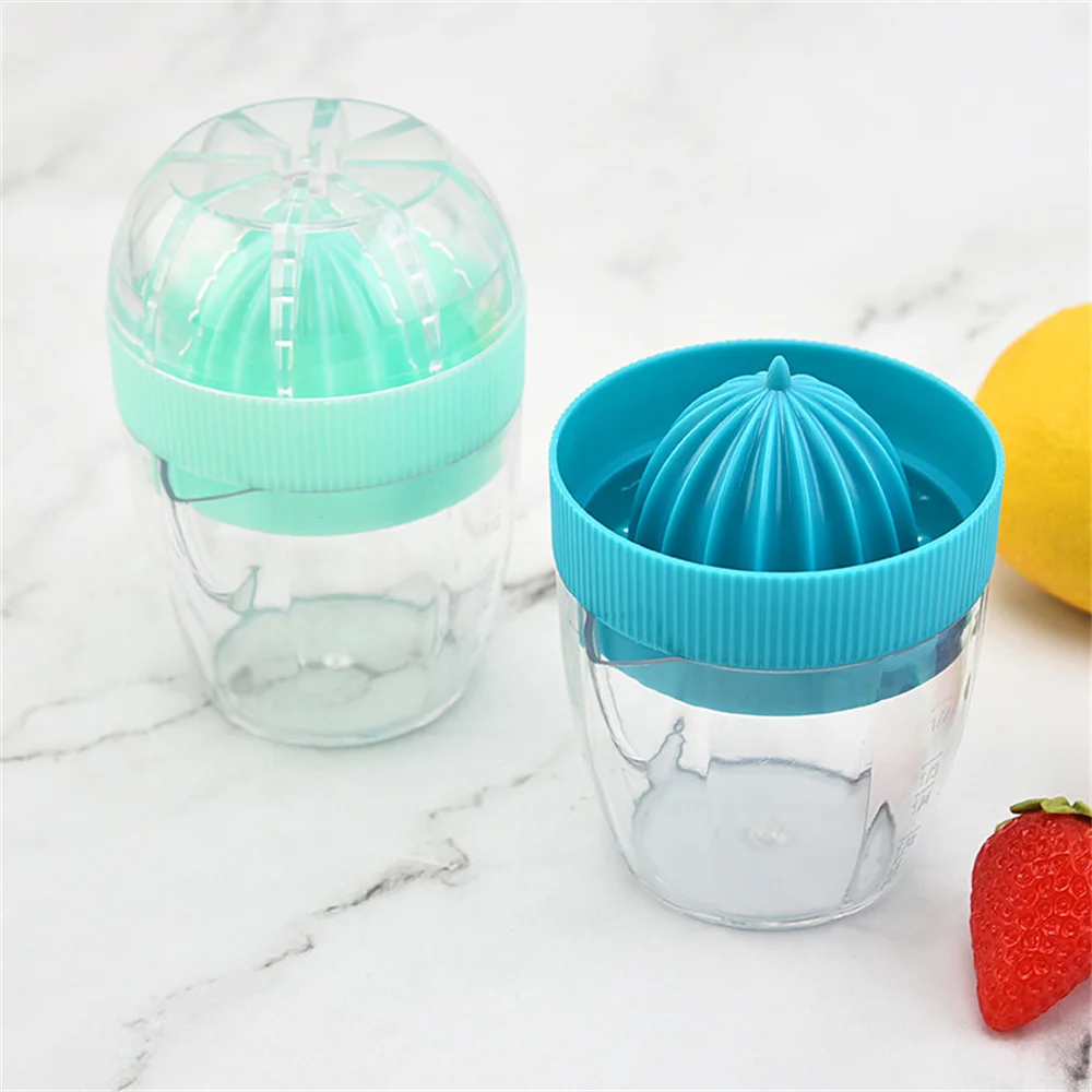 

Plastic Manual Lemon Juicer with Lid Orange Press Cup Citrus Squeezer with Pour Spout Hand Fruit Lemon Orange Squeezer Kitchen
