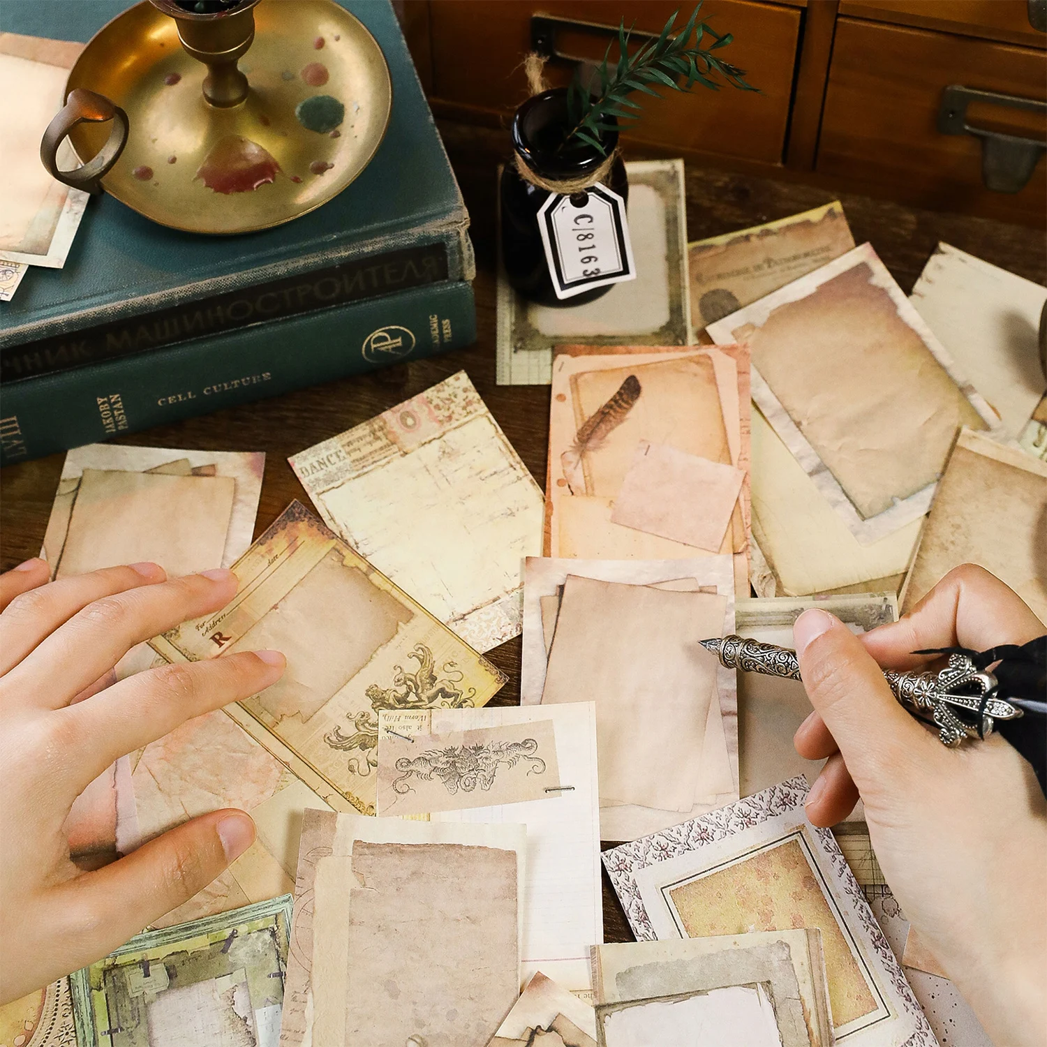 Декоративная бумажная книга с цветочными рамками