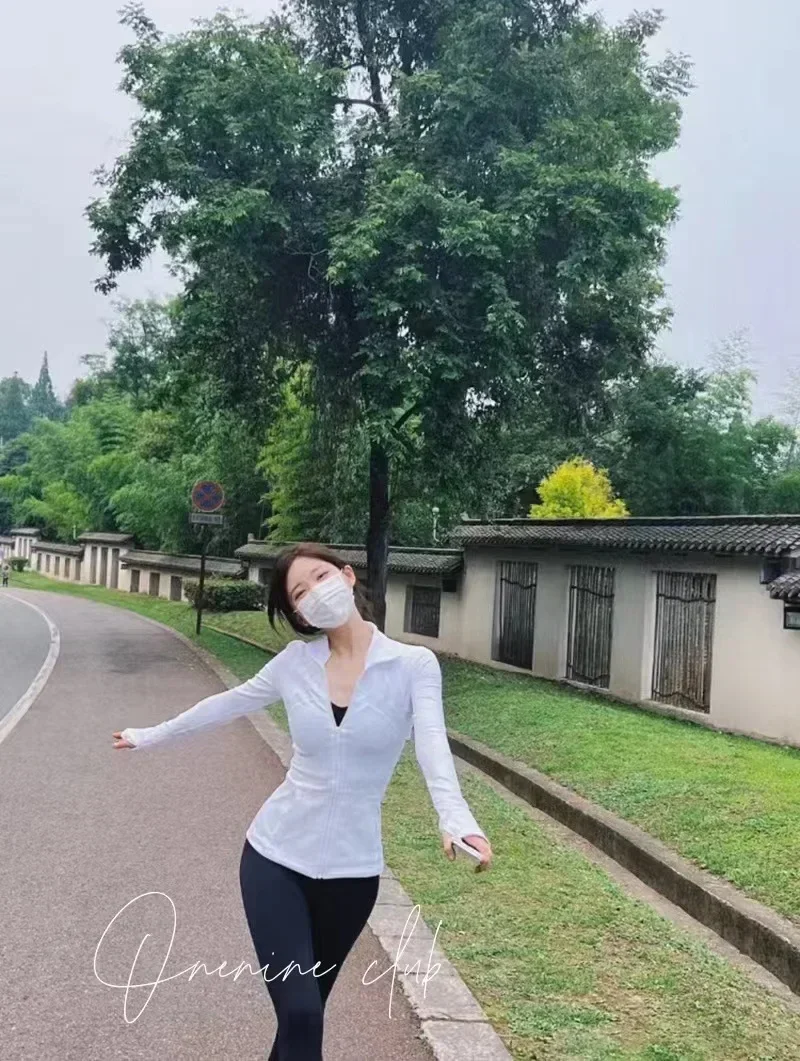 Женская спортивная куртка с длинными рукавами и карманами высокоэластичная для