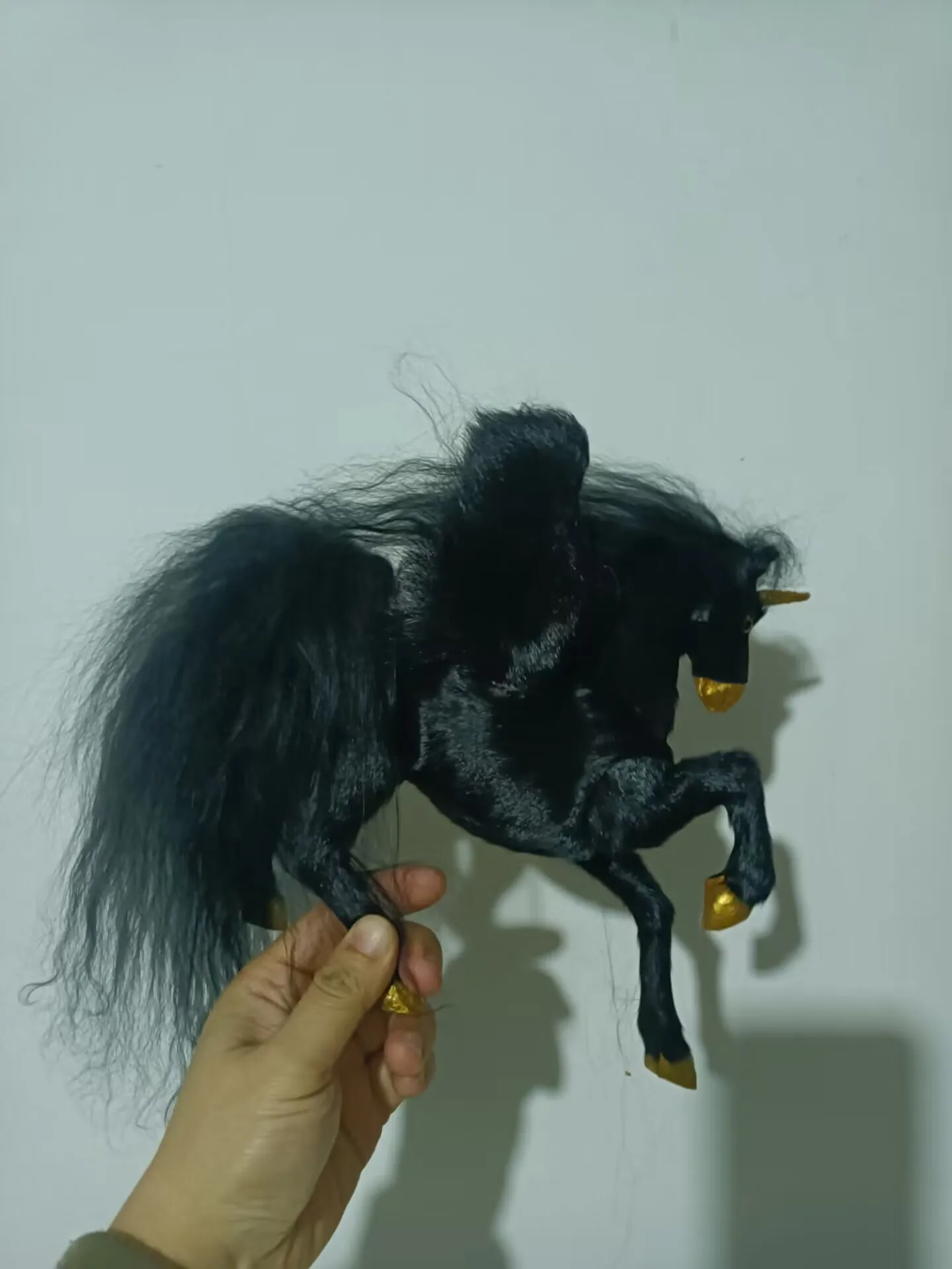 Черная имитация крыльев модель лошади из пластика и меха единорога подарок около