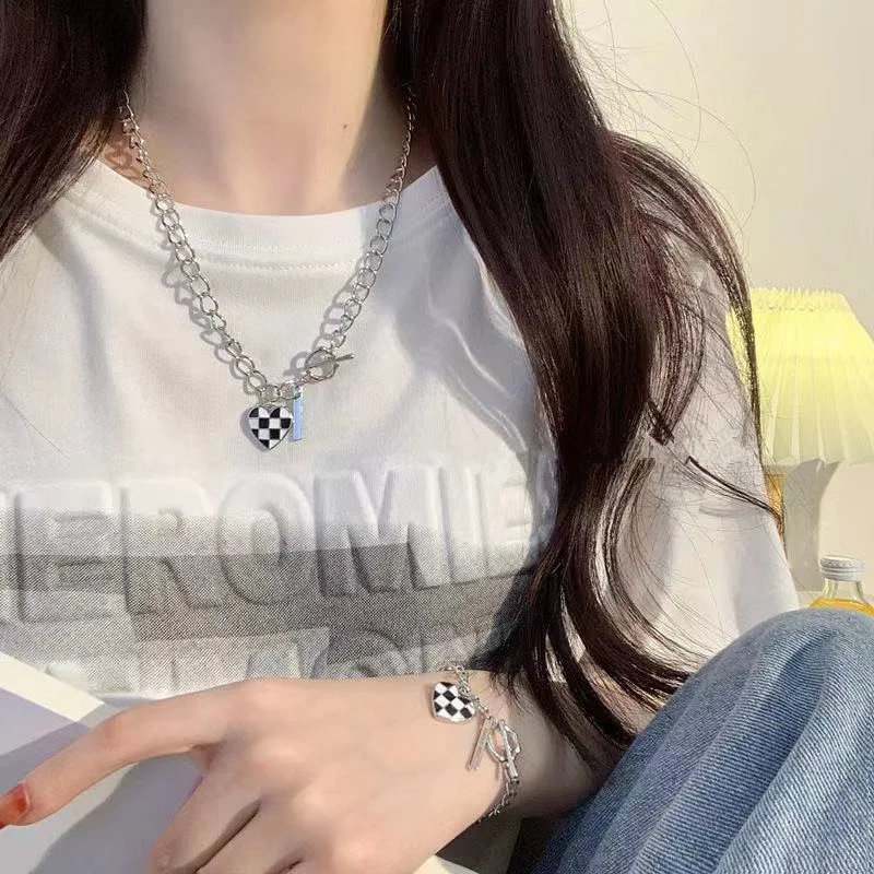 

Fashion Heart-Shaped Pendant Necklace Design Chessboard Female Hip Hop Temperament Jewelry Wedding Gifts for Girls