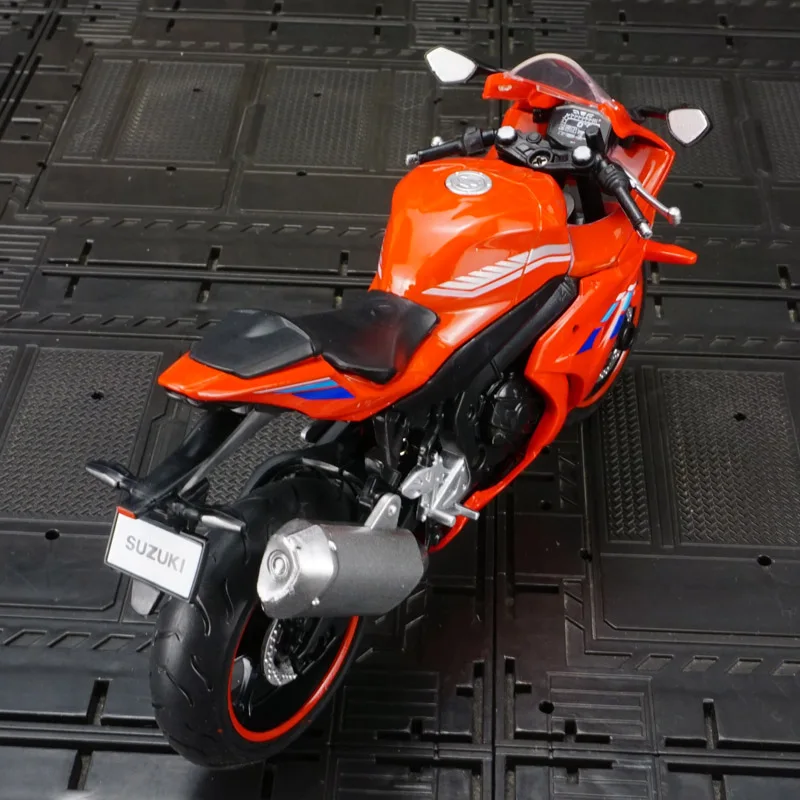 Фото Модель мотоцикла Suzuki GSX-R1000 в масштабе 1:12, выполненная с высокой детализацией, тщательно проработана и отличается высоким качеством. №4
